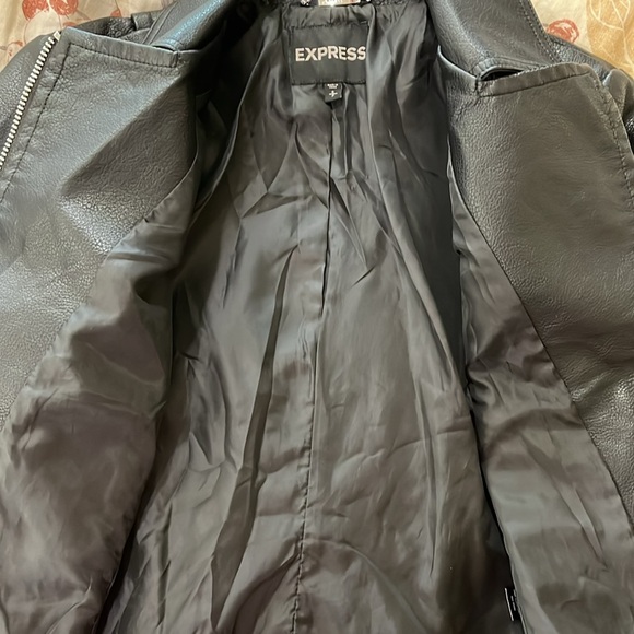 Express Black Cropped Vegan Faux Leather Moto Jacket Zippers Pockets Small - Picture 6 of 9